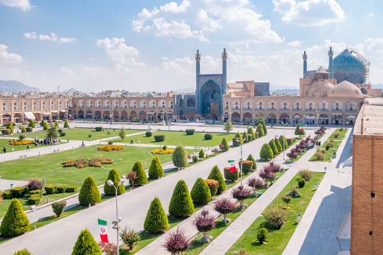 Alun-alun Esfahan yang sekilas identik dengan Taj Mahal di Agra, India. Menara Masjid Jameh berdiri jangkung di belakangnya.