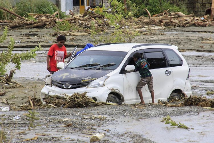 Kendaraan terendam lumpur saat banjir bandang di Sentani, Kabupaten Jayapura, Papua, Minggu (17/3/2019). ANTARA FOTO/Gusti Tanati/pras.