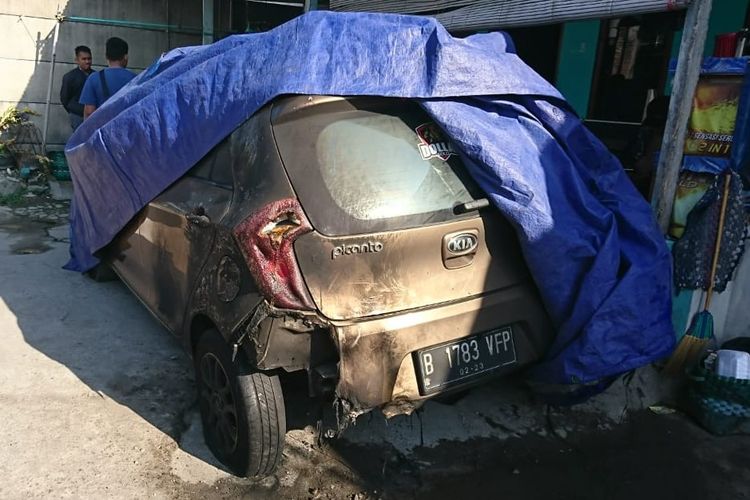 Kondisi Mobil KIA New Picanto B 1783 VFP warna hitam diduga dibakar di Kelurahan Purwosari, Kelurahan Laweyan, Solo, Jawa Tengah, Rabu (19/6/2019).