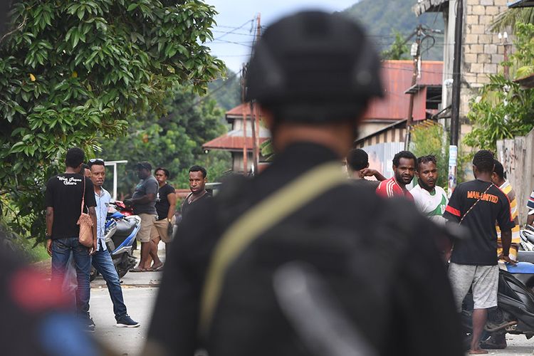 Personel Brimob berjaga di sekitar Asrama Mahasiswa Nayak Abepura di Kota Jayapura, Papua, Minggu (1/9/2019). Pengamanan di asrama tersebut bertujuan untuk menghindari bentrokan antar kelompok warga yang sempat terjadi pada Minggu (1/9/2019) dini hari.