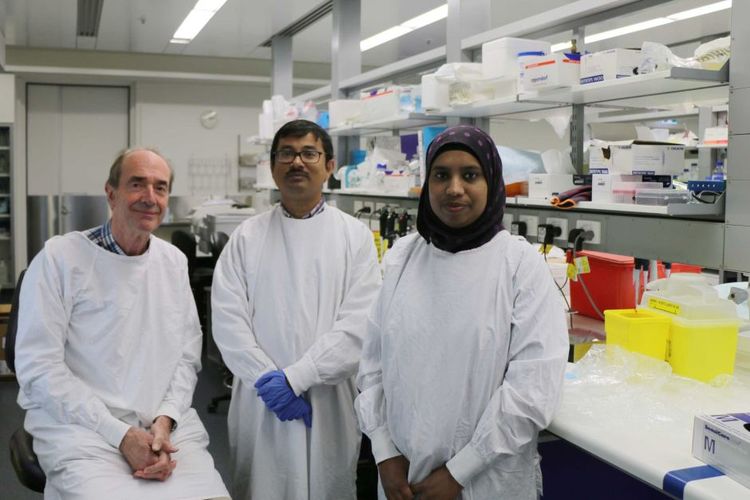 Professor Roger Smith (kiri) bersama koleganya Kaushik Maiti (tengah) dan Zakia Sultana mengembangkan uji coba risiko keguguran.
