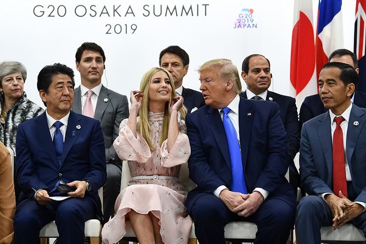 Perdana Menteri Jepang Shinzo Abe, penasihat Presiden AS Ivanka Trump, Presiden AS Donald Trump dan Presiden Indonesia Joko Widodo (depan, kiri ke kanan) menghadiri sebuah acara tentang pemberdayaan perempuan saat berlangsungnya KTT G20 di Osaka, Jepang, Sabtu (29/6/2019).