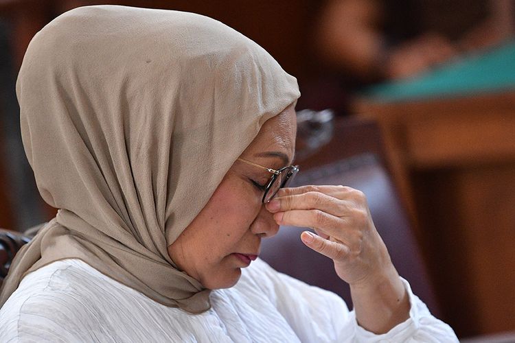 RATNA SARUMPAET DIVONIS DUA TAHUN PENJARA