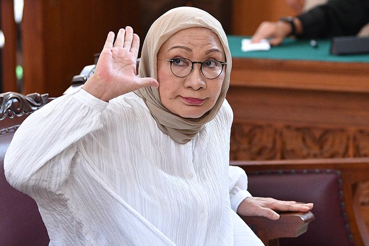 Terdakwa kasus dugaan penyebaran berita bohong atau hoaks penganiayaan Ratna Sarumpaet melambaikan tangannya saat bersiap menjalani sidang putusan di Pengadilan Negeri Jakarta Selatan, Jakarta, Kamis (11/7/2019). Ratna sebelumnya dituntut jaksa penuntut umum dengan pidana enam tahun penjara.