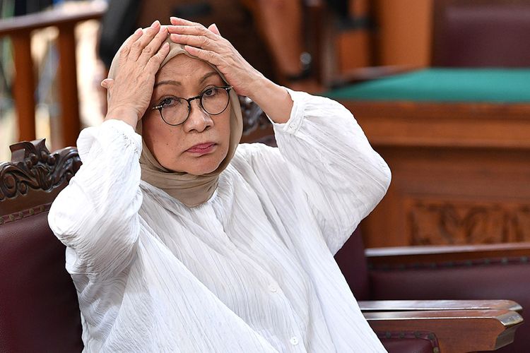 Terdakwa kasus dugaan penyebaran berita bohong atau hoaks Ratna Sarumpaet menjalani sidang putusan di Pengadilan Negeri Jakarta Selatan, Jakarta, Kamis (11/7/2019). Majelis Hakim menjatuhkan hukuman dua tahun penjara terhadap Ratna Sarumpaet.