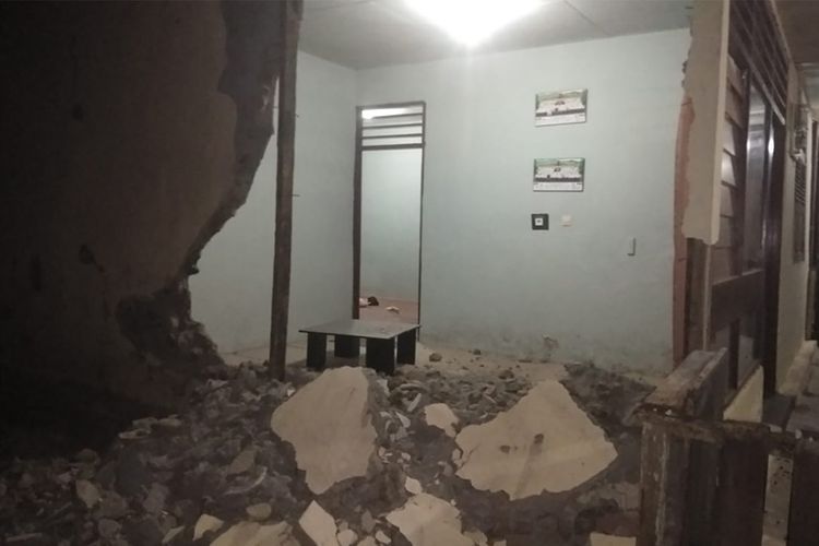 Dinding rumah dinas Polsek Labuha, Halmahera Selatan, Maluku Utara, yang ambruk karena gempa, Minggu (14/7/2019). Informasi dari Badan Meteorologi, Klimatologi, dan Geofisika (BMKG) terjadi gempa bumi magnitudo (M) 7,2 pukul 16.10 di 62 kilometer sebelah timur laut Labuha, Maluku Utara.