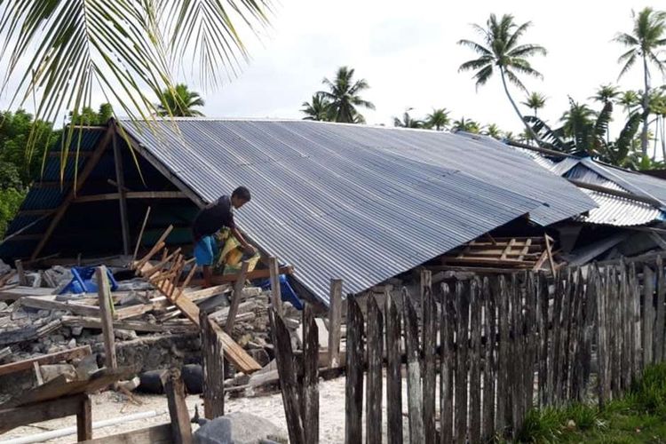 Seorang warga mencari barang di sebuah rumah yang rusak akibat gempa di Desa Yomen, Kepulauan Joronga, Halmahera Selatan, Maluku Utara, Selasa (16/7/2019). Sebagian besar bangunan di kawasan tersebut rusak akibat gempa yang terjadi Minggu (14/7/2019).