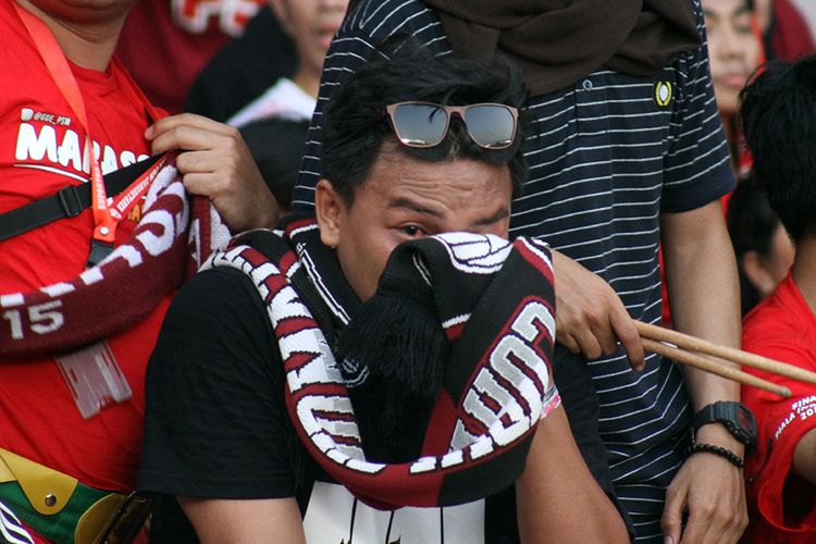 Suporter PSM Makassar menangis usai PSM Makassar dikalahkan Persija Jakarta dalam final Kratingdaeng Piala Indonesia 2018-2019 leg pertama di Stadion Gelora Bung Karno, Jakarta, Minggu (21/7/2019). Persija Jakarta menang dengan skor 1-0.