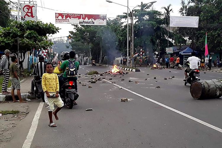 Warga pengunjuk rasa turun ke jalan dan berhadapan dengan aparat keamanan di Manokwari, Papua, Senin (19/8/2019). Aksi yang diwarnai kericuhan itu terjadi menyusul protes penangkapan mahasiswa Papua di sejumlah wilayah di Jawa Timur.