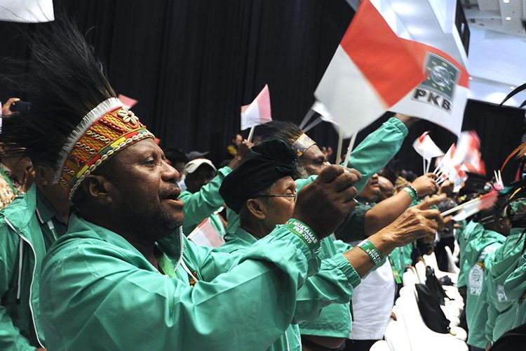 Sejumlah kader Partai Kebangkitan Bangsa (PKB) menyanyikan mars PKB saat Pembukaan Muktamar V PKB di Nusa Dua, Badung, Bali, Selasa (20/8/2019). Muktamar V PKB diselenggarakan pada 20-22 Agustus dengan mengusung tema Melayani Ibu Pertiwi.