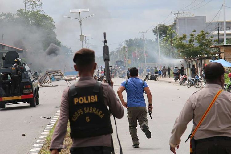 Polisi berupaya membubarkan pengunjuk rasa di Timika, Papua, Rabu (21/8/2019). Di Papua, aksi protes tindakan rasisme terhadap mahasiswa asal Papua yang terjadi di Surabaya, Jawa Timur, masih berlanjut di sejumlah daerah.