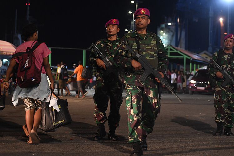 Prajurit Korps Marinir TNI AL  berjaga di Pelabuhan Jayapura, Papua, Minggu (1/9/2019). Pengamanan tersebut dilakukan pasca-unjuk rasa warga Papua Kamis (29/8/2019).