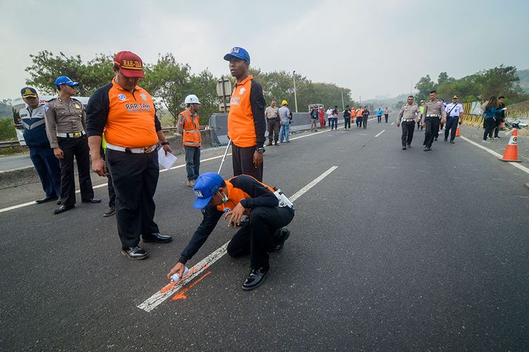 Petugas Traffic Accident Analysis (TAA) Polda Jabar melakukan olah TKP kecelakaan beruntun di KM 91 Tol Cipularang, Kabupaten Purwakarta, Jawa Barat, Selasa (3/9/2019). Olah TKP tersebut dilakukan untuk mengetahui penyebab kecelakaan beruntun yang melibatkan 21 kendaraan dan menyebabkan 8 orang tewas pada Senin kemarin.