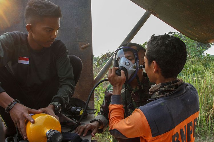 Petugas Badan Penanggulangan Bencana Daerah (BPBD) Pekanbaru memberikan bantuan oksigen kepada prajurit TNI dari Kodim 0301 Pekanbaru saat berupaya memadamkan kebakaran lahan gambut di Pekanbaru, Riau, Sabtu (7/9/2019). Pekatnya asap di lokasi lahan gambut yang terbakar membuat petugas gabungan merasa sesak napas karena terlalu banyak menghirup asap sehingga sempat menyulitkan petugas untuk memadamkan kebakaran tersebut.