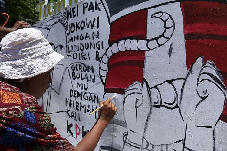 Seniman dan aktivis dari berbagai LSM yang tergabung dalam Koalisi Masyarakat Sipil Aceh melakukan aksi tolak revisi undang-undang (UU) KPK di tugu Taman Bustanus Salatin, Kota Banda Aceh, Selasa (17/9/2019). Aksi yang disalurkan melalui berorasi, baca puisi, melukis mural, serta bernyanyi itu digelar sebagai bentuk penolakan revisi UU KPK yang dilakukan DPR dan telah disetujui oleh Presiden Joko Widodo.