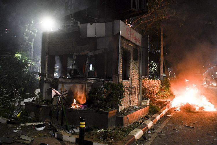 Pos Polisi dibakar saat aksi menolak UU KPK yang berakhir ricuh di Jalan Gerbang Pemuda, Senayan, Jakarta, Selasa (24/9/2019). Demo mahasiswa yang berlangsung di depan Gedung DPR sejak tadi pagi berakhir ricuh, suasana tidak kondusif terjadi sejak sore hingga malam hari.