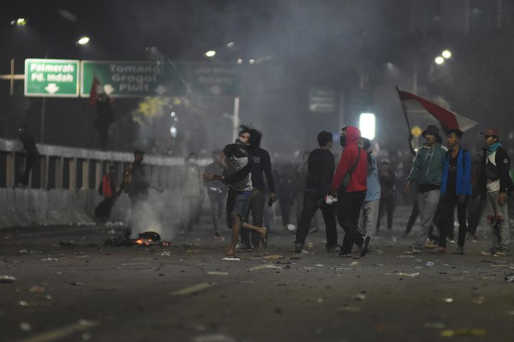 Mahasiswa dari berbagai elemen melakukan unjuk rasa di depan Gedung Parlemen, Senayan, Jakarta, Selasa (24/9/2019). Demo mahasiswa yang berlangsung di depan Gedung DPR sejak tadi pagi berakhir ricuh, suasana tidak kondusif terjadi sejak sore hingga malam hari.