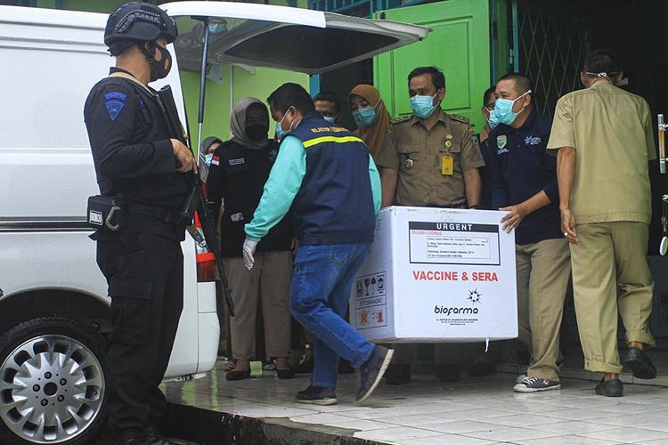 Satuan Brimob Polda Sumatera Selatan melakukan pengawalan ketat saat pendistribusian vaksin Covid-19 produksi Sinovac yang akan dikirim ke gudang milik Dinas Kesehatan Kota Palembang, Selasa (12/1/2021). Pada tahap pertama ini, Kota Palembang akan mendapatkan sebanyak 23.600 dosis vaksin Sinovac.