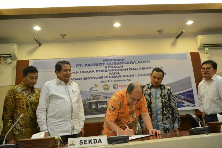 Direktur Utama PT Pupuk Iskandar Muda (PIM) Achmad Fadil menandatangani kerja sama pendirian Badan Usaha Pembangunan dan Pengelola Kawasan Ekonomi Khusus (KEK) Arun-Lhokseumawe di Banda Aceh, Jumat (10/11/2017). 