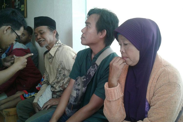 Siti Mujahadah (52) tertunduk lesu di kursi Ruang Lobi Satreskrim Polresta Surakarta di Solo, Jawa Tengah, Selasa (2/1/2018). Siti merupakan salah satu korban penipuan biro umrah.