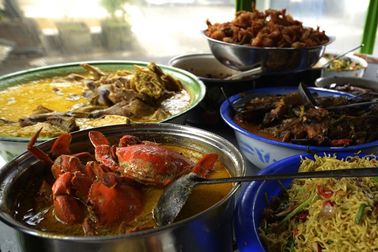 Menu spesial kare kepiting warung Bu Jum di Gang Dolly.