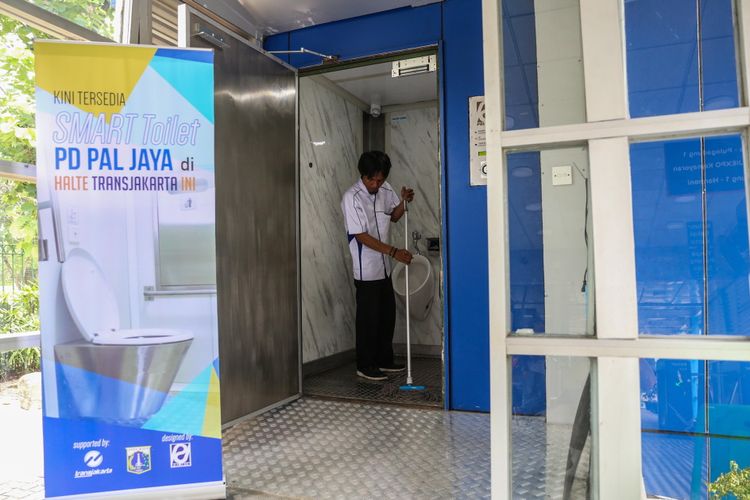 Petugas saat membersihkan smart toilet di Halte Balai Kota, Jakarta Pusat, Selasa (10/10/2017). Saat ini, baru ada dua smart toilet yang dipasang di halte transjakarta, yakni Halte Monas dan Halte Balai Kota serta kehadiran fasilitas smart toilet ini untuk meningkatkan kenyamanan pelanggan Transjakarta. 