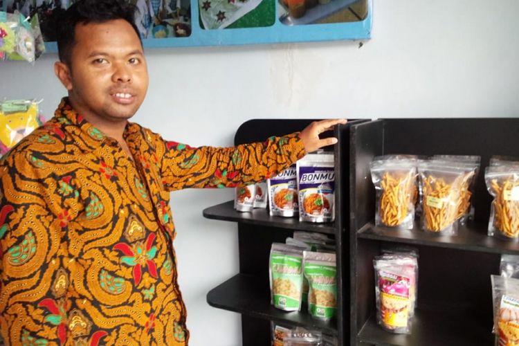 Achmad Fathul Iman (29), pegiat pemberdayaan difabel di Jombang, Jawa Timur, menunjukkan beberapa produk hasil karya para difabel yang dipasarkan melalui situs difabelmall.com.