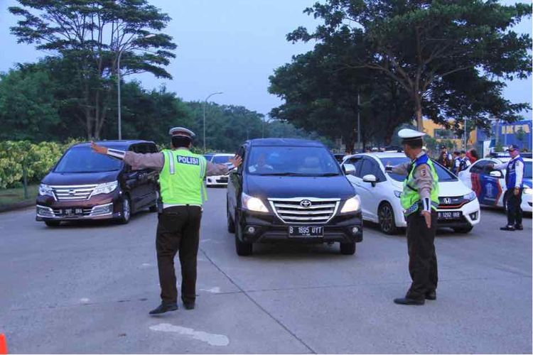 (david) Uji coba sistem ganjil genap di Tol Tangerang-Jakarta mulai digelar Senin (16/4/2018). 