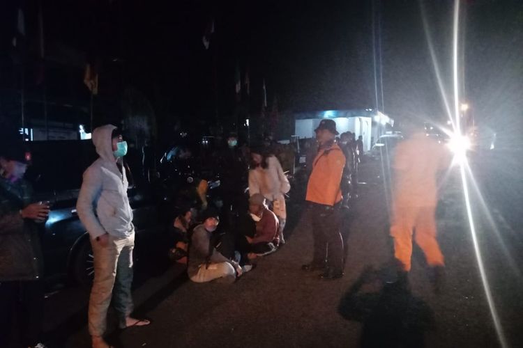 Petugas SAR mulai bergerak untuk membantu proses evakuasi warga sekitar Gunung Agung