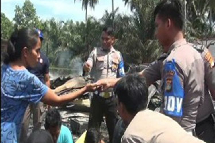 Warga korban kebakaran di Pasar Tikke Raya, Mamuju Utara, Sulawesi Barat, menemukan lelehan emas dan potongan uang puluhan juta di atas puing-puing bangunan pasca-kebakaran, Jumat (24/11/2017).