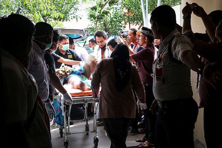 Korban ledakan sumur minyak di Desa Pasir Putih, Kecamatan Ranto Peureulak, Kabupaten Aceh Timur, dirujuk ke Rumah Sakit Umum Daerah Zoinal Abidin (RSUDZA), Banda Aceh, Rabu (25/4/2018). Puluhan orang tewas dan terluka akibat insiden meledaknya sumur minyak yang terjadi sekitar pukul 01.30 tersebut.
