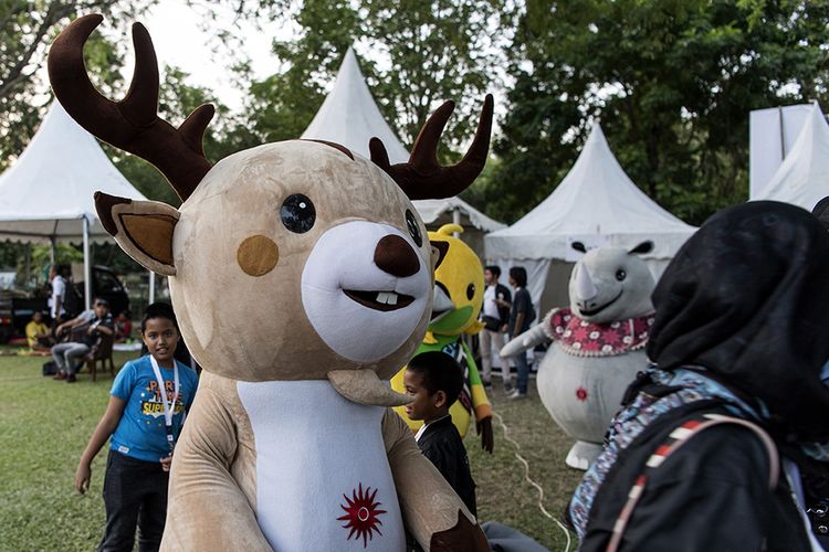 Maskot Asian Games 2018 Atung, Bhin Bhin, dan Kaka bersiap memeriahkan acara Asian Games 2018 Torch Relay Concert di Kompleks Candi Prambanan, Sleman, DI Yogyakarta, Rabu (18/7/2018). Prelude rangkaian kegiatan Asian Games dimulai dengan perhelatan pawai obor (torch relay) dari Yogyakarta sebagai kota pertama dan akan berlangsung di 17 provinsi dan 53 kota lainnya di Tanah Air.