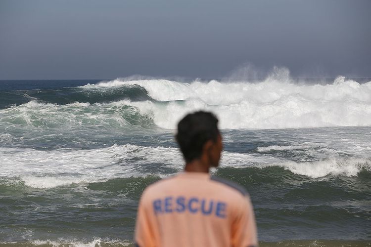 Relawan memantau ombak di Pantai Drini, Tepus, Gunungkidul, DI Yogyakarta, Selasa (24/7/2018). Badan Meteorologi, Klimatologi dan Geofisika (BMKG) memprediksi puncak gelombang tinggi akan terjadi di perairan selatan Indonesia pada tanggal 24 (dini hari) hingga 25 Juli 2018 dengan ketinggian ombak mencapai enam meter.