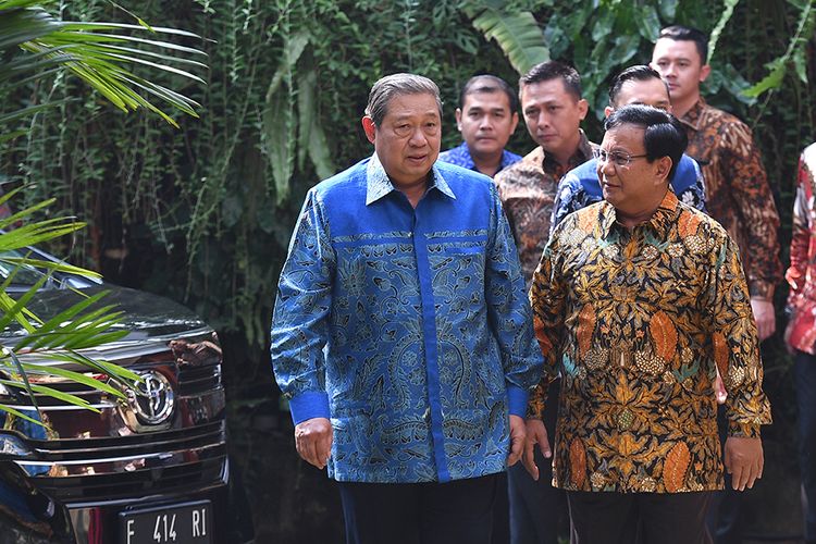 Ketua Umum Partai Gerindra Prabowo Subianto (kanan) menerima kunjungan Ketua Umum Partai Demokrat Susilo Bambang Yudhoyono di kediaman Prabowo, Jalan Kertanegara, Jakarta Selatan, Senin (30/7/2018). Pertemuan tersebut merupakan tindak lanjut dari komunikasi politik yang dibangun kedua partai untuk Pilpres 2019.