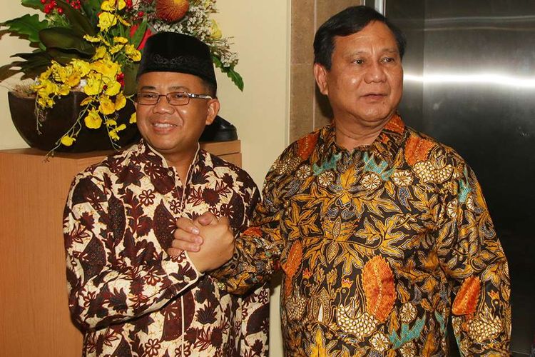 Ketua Umum Partai Gerindra Prabowo Subianto (kanan) berjabat tangan dengan Presiden PKS Sohibul Iman saat melakukan pertemuan di DPP PKS, Jakarta, Senin (30/7/2018). Pertemuan tersebut untuk membahas hasil dari penyampaian Ijtima Ulama dan Tokoh Nasional yang menunjuk Prabowo Subianto sebagai Calon Presiden 2019 serta Ketua Majelis Syuro PKS Salim Segaf Aljufri dan Ustaz Abdul Somad sebagai Cawapres.