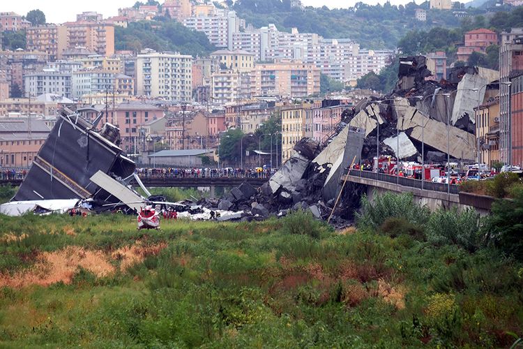 Kondisi Jembatan Morandi di Kota Genoa, Italia, yang ambruk pada Selasa (14/8/2018). Kantor berita ANSA menyebut sedikitnya 35 orang tewas akibat ambruknya salah satu seksi jembatan sepanjang 1.100 meter itu setelah hujan lebat yang mengguyur Selasa siang, waktu setempat.