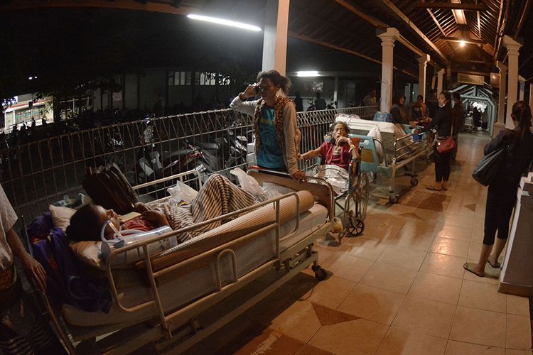 Sejumlah pasien berada di lorong rumah sakit usai terjadi gempa di RSUP Sanglah, Denpasar, Bali, Minggu (19/8/2018). Sejumlah pasien di rumah sakit tersebut dipindahkan ke tenda dan lorong rumah sakit pascagempa bermagnitudo 7 yang berpusat di Lombok Timur pada Minggu malam.