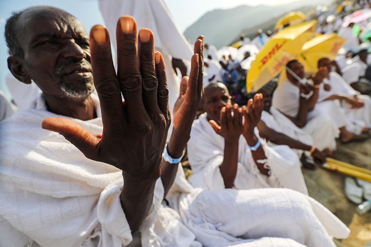 Jemaah haji berkumpul di Jabal Rahmah, Padang Arafah, sebelah tenggara Kota Mekkah, Arab Saudi, pada Hari Arafah yang merupakan puncak Ibadah Haji, Senin (20/8/2018). Bukit yang diyakini menjadi titik temu Nabi Adam dan Siti Hawa, serta tempat diturunkannya wahyu terakhir kepada Nabi Muhammad SAW itu selalu dipadati jemaah haji untuk memanjatkan doa.