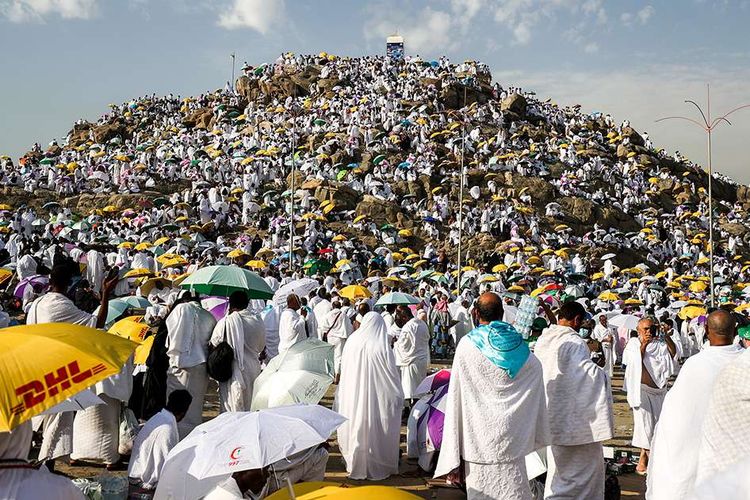 Jemaah haji berkumpul di Jabal Rahmah, Padang Arafah, sebelah tenggara Kota Mekkah, Arab Saudi, pada Hari Arafah yang merupakan puncak Ibadah Haji, Senin (20/8/2018). Bukit yang diyakini menjadi titik temu Nabi Adam dan Siti Hawa, serta tempat diturunkannya wahyu terakhir kepada Nabi Muhammad SAW itu selalu dipadati jemaah haji untuk memanjatkan doa.