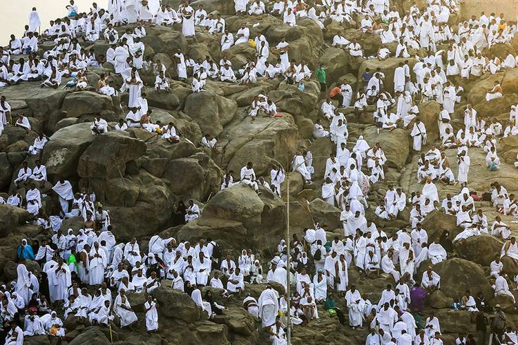 Jemaah haji berkumpul di Jabal Rahmah, Padang Arafah, sebelah tenggara Kota Mekkah, Arab Saudi, pada Hari Arafah yang merupakan puncak Ibadah Haji, Senin (20/8/2018). Bukit yang diyakini menjadi titik temu Nabi Adam dan Siti Hawa, serta tempat diturunkannya wahyu terakhir kepada Nabi Muhammad SAW itu selalu dipadati jemaah haji untuk memanjatkan doa.