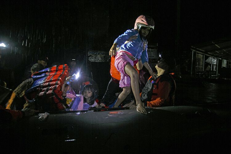 Tim SAR gabungan melakukan evakuasi warga terdampak banjir di Imogiri, Bantul, DI Yogyakarta, Minggu (17/3/2019). Hujan deras yang turun sejak Sabtu (16/3) mengakibatkan banjir dan tanah longsor di sejumlah titik Kabupaten Bantul.