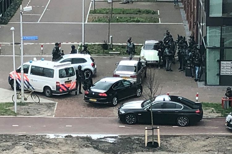 Polisi melakukan pengamanan menyusul insiden penembakan trem di kawasan 24 Oktoberplein, Utrecht, Belanda, Senin (18/3/2019). Insiden penembakan tersebut menyebabkan 3 orang tewas dan otoritas penegak hukum tengah memburu pelaku yang diduga bernama Tanis, pria keturunan Turki berusia 37 tahun.