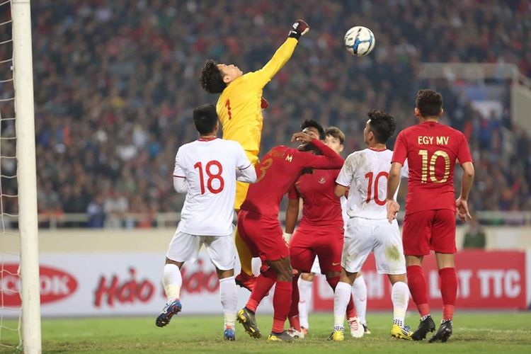 Duel udara dua pemain timnas u-23 Indonesia (merah) dengan pemain Vietnam pada laga kedua Grup K Kualifikasi Piala Asia U-23 di Stadion My Dinh, Hanoi, Sabtu (24/03/2019). Tmnas u-23 Indonesia kalah 1-0 dari Vietnam dan dipastikan tersingkir dari kualifikasi Piala Asia U-23 2020.