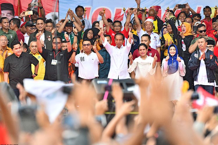 Capres nomor urut 01 Joko Widodo (Jokowi) saat kampanye di Lapangan Taman Bukit Gelanggang Kota Dumai, Riau, Selasa (26/3/2019). Dalam kampanye di hadapan ribuan massa pendukung, kader dan caleg parpol koalisi, Jokowi menyampaikan sejumlah program unggulan dan proyek strategis yang akan dibangunnya di Riau jika nanti terpilih lagi sebagai presiden.