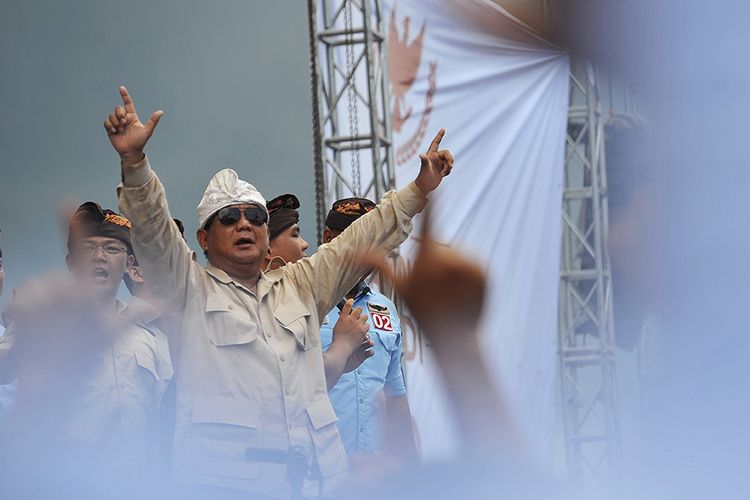 Calon Presiden nomor urut 02 Prabowo Subianto (kiri) menyampaikan orasi politiknya dalam kampanye terbuka di lapangan Kompyang Sujana, Denpasar, Selasa (26/3/2019). Dalam kampanye yang dihadiri ribuan simpatisan tersebut, Prabowo Subianto berjanji akan membuat perubahan lebih baik bagi rakyat Indonesia, lebih sejahtera, pengentasan kemiskinan dan perbaikan ekonomi.
