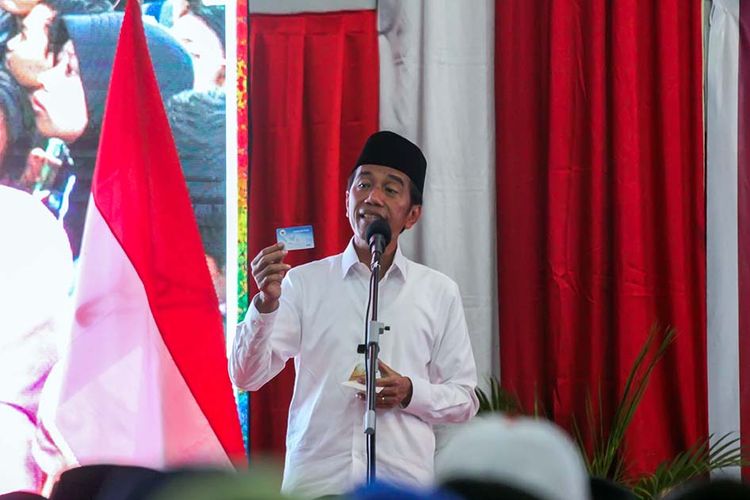Presiden Joko Widodo menunjukkan kartu Pra Kerja di Aceh, Selasa (26/3/2019).
