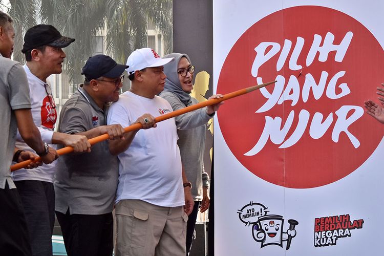 Ketua KPU Arief Budiman (tengah), Wakil Ketua KPK Saut Situmorang (kedua kiri), dan Ketua Badan Pengawas Pemilu (Bawaslus) Abhan (kedua kanan) melakukan simulasi pencoblosan usai lomba lari maraton Pemilu Run 2019 di parkir timur kompleks Stadion Utama Gelora Bung Karno (SUGBK), Senayan, Jakarta, Minggu (7/4/2019). KPU dan KPK menggelar lomba lari sejauh lima kilometer untuk mensosialisasikan Pemilu serentak 2019 sekaligus meningkatkan angka partisipasi aktif dalam Pemilu pada 17 April 2019 mendatang.