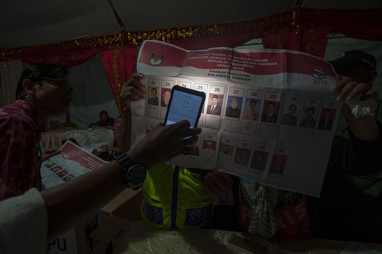 Anggota KPPS memastikan titik pencoblosan surat suara pada penghitungan hasil pemilihan Calon Legislator Dewan Perwakilan Daerah (DPD) di TPS 05 Kelurahan Lolu Utara, Palu, Sulawesi Tengah, Rabu (17/4/2019). Penghitungan surat suara untuk Pileg di TPS tersebut masih terus berlangsung hingga malam hari.