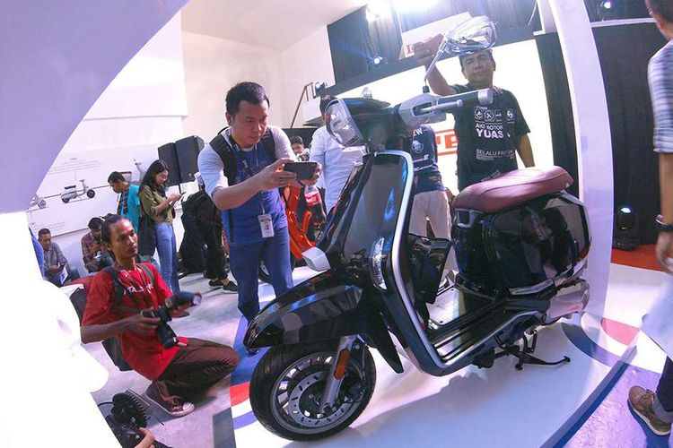 Skuter Lambretta V200 Special black high gloss dipertontonkan dalam acara peluncuran di di Jakarta, Selasa (23/4/2019). Skuter ini dipasarkan dengan harga Rp 52,5 juta OTR Jakarta.