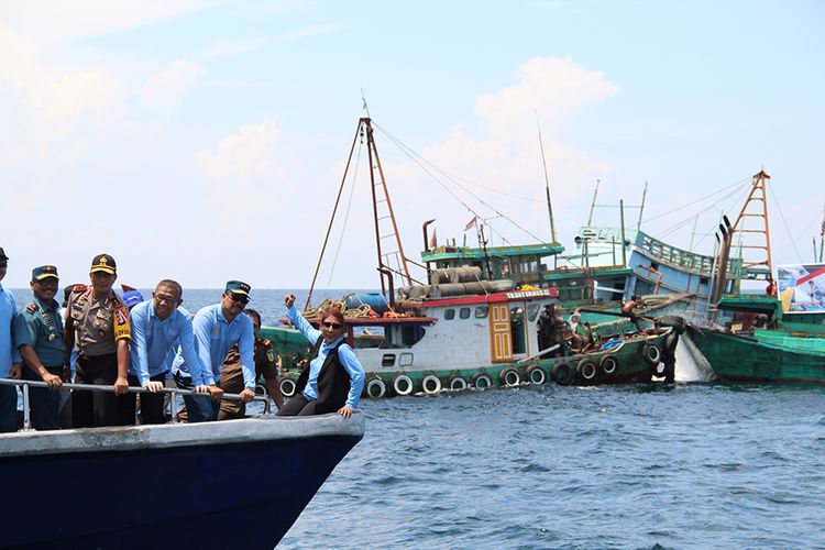 Menteri Kelautan dan Perikanan Susi Pudjiastuti (kanan) didampingi Wakil Kepala Staf Angkatan Laut Laksamana Madya TNI Wuspo Lukito (kedua kanan), Gubernur Kalimantan Barat Sutarmidji (ketiga kanan) dan Kapolda Kalbar Irjen Pol Didi Haryono (keempat kanan) berada di depan sejumlah kapal nelayan Vietnam saat penenggelaman di Pulau Datuk, Kabupaten Mempawah, Kalimantan Barat, Sabtu (4/5/2019). Kementerian Kelautan dan Perikanan menenggelamkan 13 dari 51 kapal nelayan asing asal Vietnam yang ditangkap karena mencuri ikan di Perairan Indonesia.